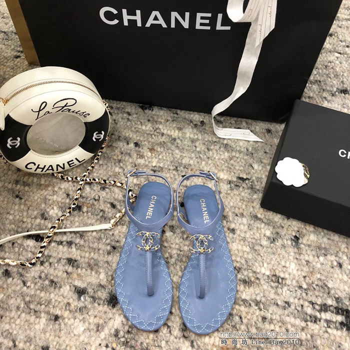 CHANEL香奈兒 19ssarrival 簡約時尚 超美夾腳款 大雙C五金logo 小羊皮材質 原單真皮大底 時尚百搭款 女士凉鞋  dsX2491